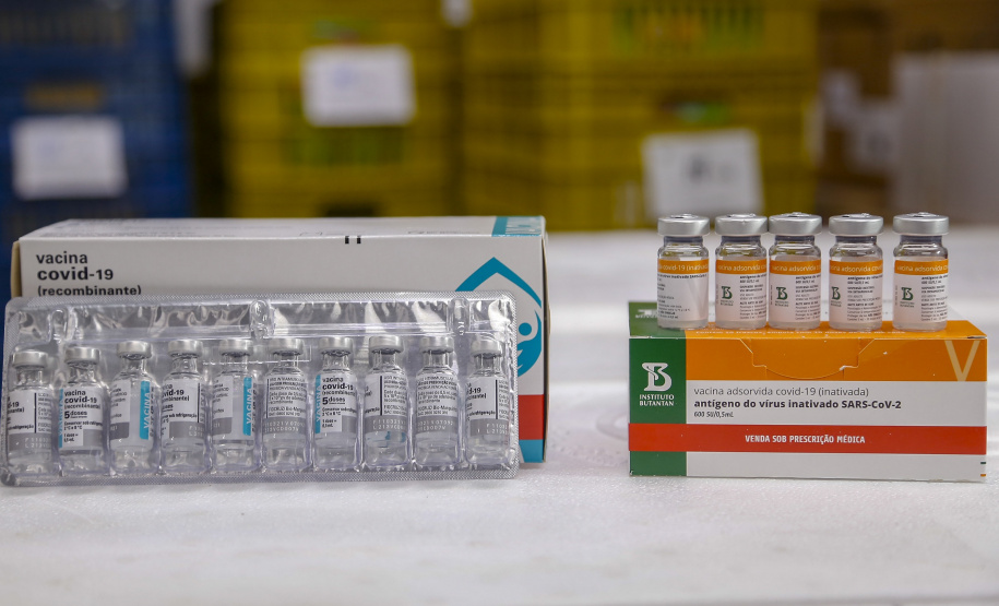 O Paraná vai receber nesta quinta-feira (22) mais 205.200 doses de vacinas contra a Covid-19. São 166.000 da AstraZeneca/Fiocruz e 39.200 da CoronaVac/Butantan. - Curitiba, 22/04/2021 - Foto: Gilson Abreu/AEN