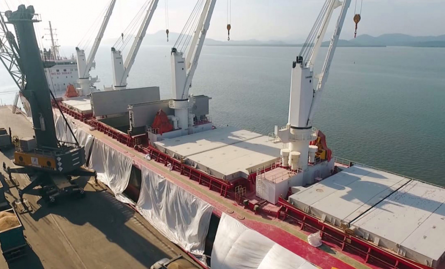 O Porto de Antonina está apto para receber navios com maior capacidade de carga. O calado operacional do canal de acesso ao terminal passa de 8 para 8,5 metros. Essa é a profundidade em que as embarcações podem ficar submersas na água, ao navegar para entrar ou sair do terminal. - Paranaguá, 22/04/2021 - Foto: Claudio Neves/Portos do Paraná