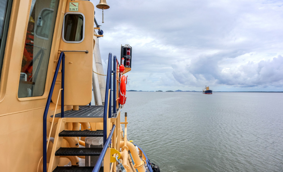 O Porto de Antonina está apto para receber navios com maior capacidade de carga. O calado operacional do canal de acesso ao terminal passa de 8 para 8,5 metros. Essa é a profundidade em que as embarcações podem ficar submersas na água, ao navegar para entrar ou sair do terminal. - Paranaguá, 22/04/2021 - Foto: Claudio Neves/Portos do Paraná