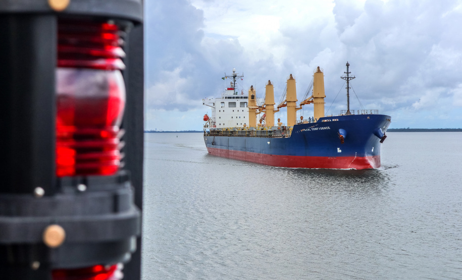 O Porto de Antonina está apto para receber navios com maior capacidade de carga. O calado operacional do canal de acesso ao terminal passa de 8 para 8,5 metros. Essa é a profundidade em que as embarcações podem ficar submersas na água, ao navegar para entrar ou sair do terminal. - Paranaguá, 22/04/2021 - Foto: Claudio Neves/Portos do Paraná