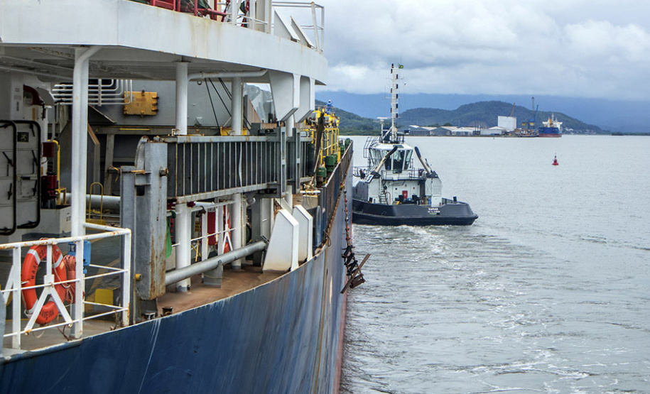 O Porto de Antonina está apto para receber navios com maior capacidade de carga. O calado operacional do canal de acesso ao terminal passa de 8 para 8,5 metros. Essa é a profundidade em que as embarcações podem ficar submersas na água, ao navegar para entrar ou sair do terminal. - Paranaguá, 22/04/2021 - Foto: Claudio Neves/Portos do Paraná
