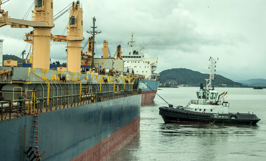 O Porto de Antonina está apto para receber navios com maior capacidade de carga. O calado operacional do canal de acesso ao terminal passa de 8 para 8,5 metros. Essa é a profundidade em que as embarcações podem ficar submersas na água, ao navegar para entrar ou sair do terminal. - Paranaguá, 22/04/2021 - Foto: Claudio Neves/Portos do Paraná