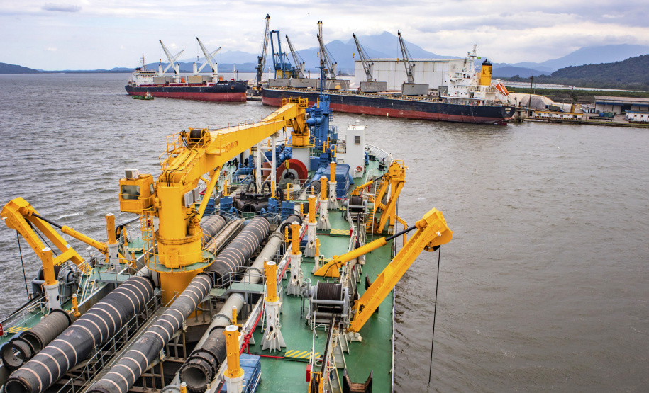 O Porto de Antonina está apto para receber navios com maior capacidade de carga. O calado operacional do canal de acesso ao terminal passa de 8 para 8,5 metros. Essa é a profundidade em que as embarcações podem ficar submersas na água, ao navegar para entrar ou sair do terminal. - Paranaguá, 22/04/2021 - Foto: Claudio Neves/Portos do Paraná