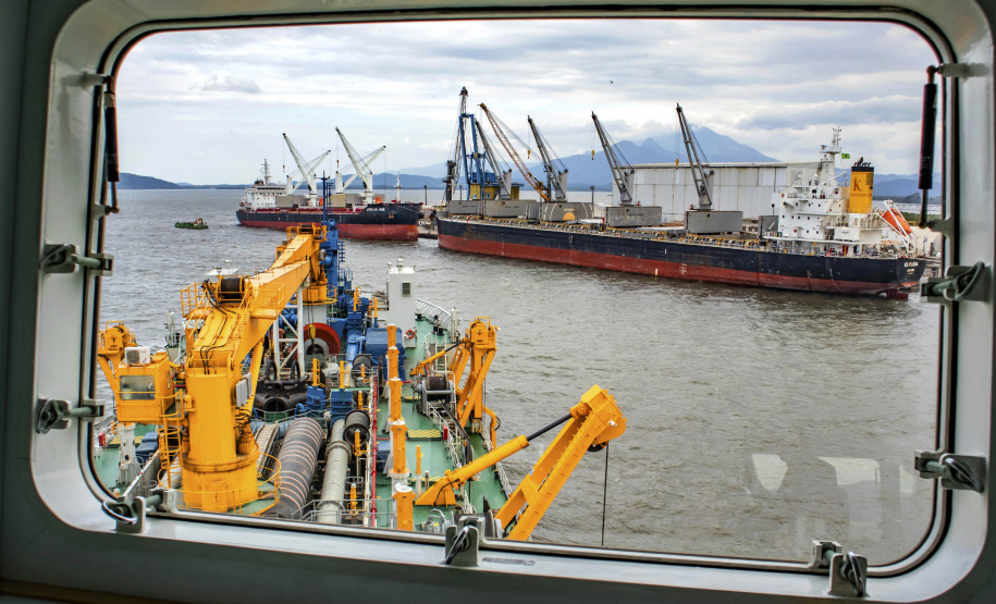 O Porto de Antonina está apto para receber navios com maior capacidade de carga. O calado operacional do canal de acesso ao terminal passa de 8 para 8,5 metros. Essa é a profundidade em que as embarcações podem ficar submersas na água, ao navegar para entrar ou sair do terminal. - Paranaguá, 22/04/2021 - Foto: Claudio Neves/Portos do Paraná