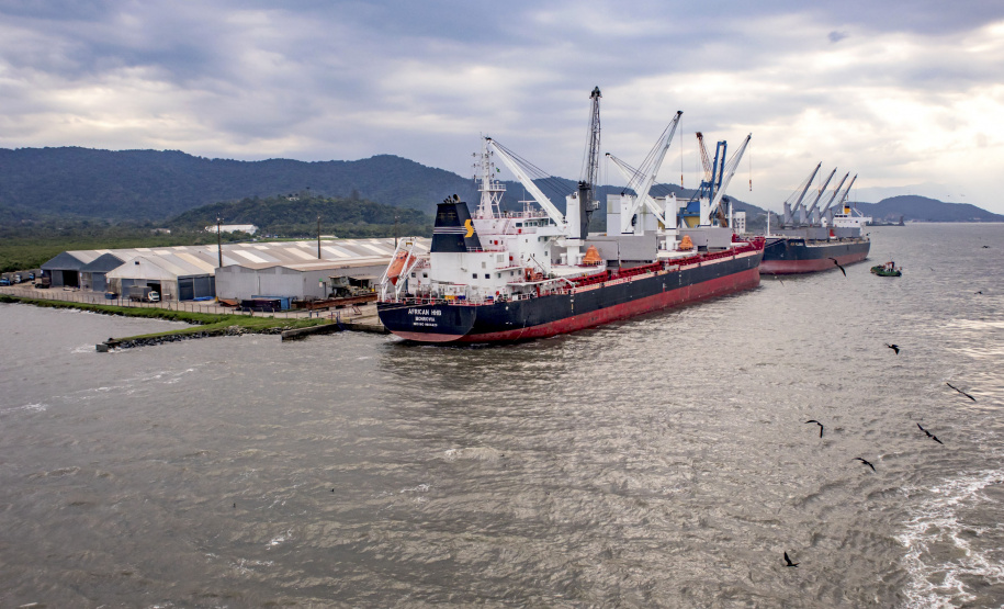 O Porto de Antonina está apto para receber navios com maior capacidade de carga. O calado operacional do canal de acesso ao terminal passa de 8 para 8,5 metros. Essa é a profundidade em que as embarcações podem ficar submersas na água, ao navegar para entrar ou sair do terminal. - Paranaguá, 22/04/2021 - Foto: Claudio Neves/Portos do Paraná