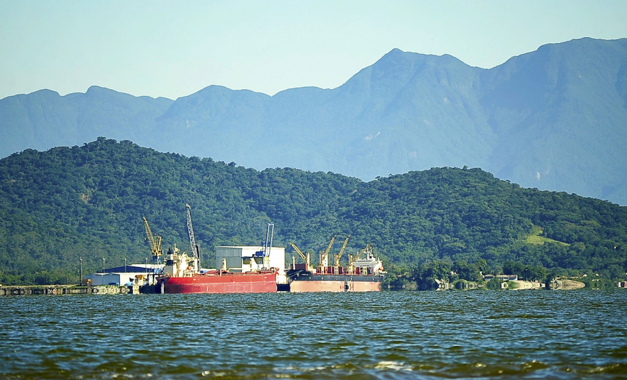 O Porto de Antonina está apto para receber navios com maior capacidade de carga. O calado operacional do canal de acesso ao terminal passa de 8 para 8,5 metros. Essa é a profundidade em que as embarcações podem ficar submersas na água, ao navegar para entrar ou sair do terminal.  - Foto: Ivan Bueno/Arquivo Portos do Paraná