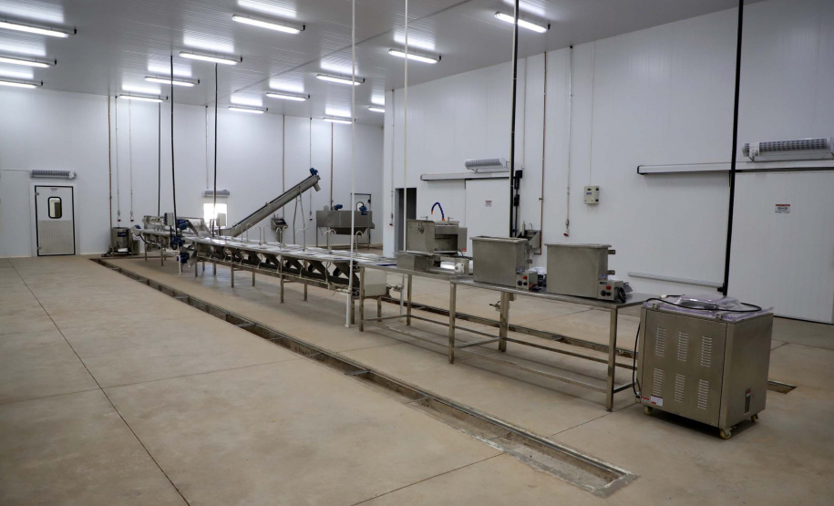 O governador Carlos Massa Ratingo Junior participou nesta quinta-feira (22) da entrega de um novo frigorífico para abate e processamento de peixes em Alvorada do Sul, no Norte Pioneiro.  -  Alvorada do Sul, 22/04/2021  -  Foto: Ari Dias/AEN