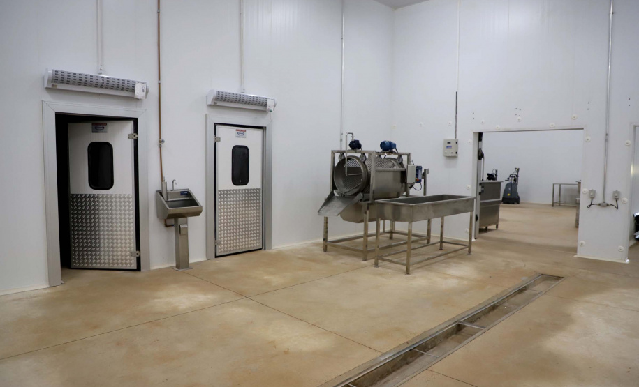 O governador Carlos Massa Ratingo Junior participou nesta quinta-feira (22) da entrega de um novo frigorífico para abate e processamento de peixes em Alvorada do Sul, no Norte Pioneiro.  -  Alvorada do Sul, 22/04/2021  -  Foto: Ari Dias/AEN