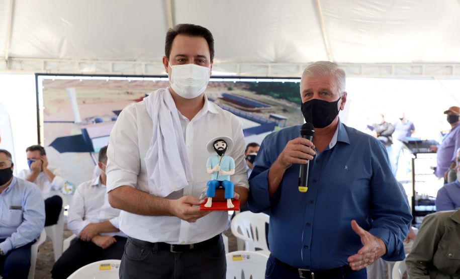 O governador Carlos Massa Ratingo Junior participou nesta quinta-feira (22) da entrega de um novo frigorífico para abate e processamento de peixes em Alvorada do Sul, no Norte Pioneiro.  -  Alvorada do Sul, 22/04/2021  -  Foto: Ari Dias/AEN