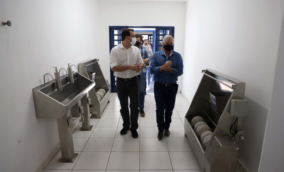 O governador Carlos Massa Ratingo Junior participou nesta quinta-feira (22) da entrega de um novo frigorífico para abate e processamento de peixes em Alvorada do Sul, no Norte Pioneiro.  -  Alvorada do Sul, 22/04/2021  -  Foto: Ari Dias/AEN