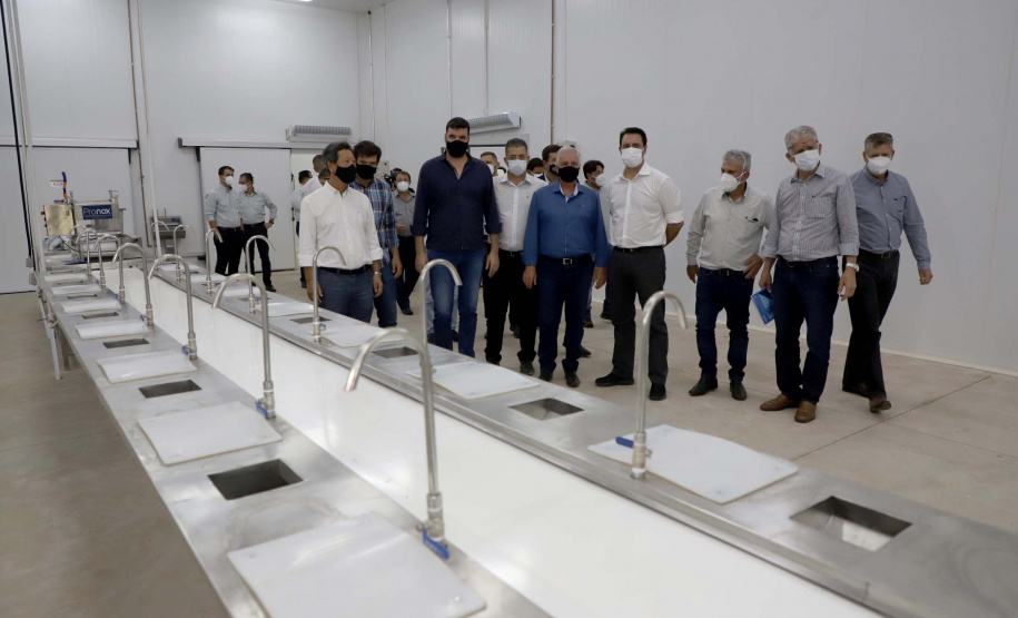 O governador Carlos Massa Ratingo Junior participou nesta quinta-feira (22) da entrega de um novo frigorífico para abate e processamento de peixes em Alvorada do Sul, no Norte Pioneiro.  -  Alvorada do Sul, 22/04/2021  -  Foto: Ari Dias/AEN