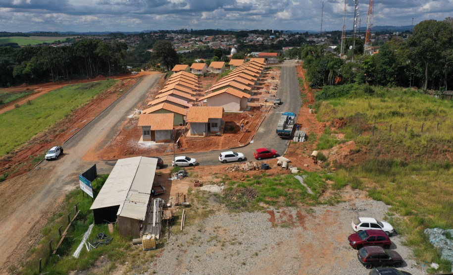 Famílias interessadas em adquirir uma das 25 novas moradias do programa Casa Fácil Paraná, construídas pelo Governo do Estado em Prudentópolis, têm até 30 de abril para se inscreverem no processo seletivo. Podem participar da seleção pessoas com renda familiar mensal de um a seis salários mínimos e que não possuem casa própria, a partir da inscrição no site cohapar.pr.gov.br/cadastro. (Foto: Alessandro Vieira / AEN)