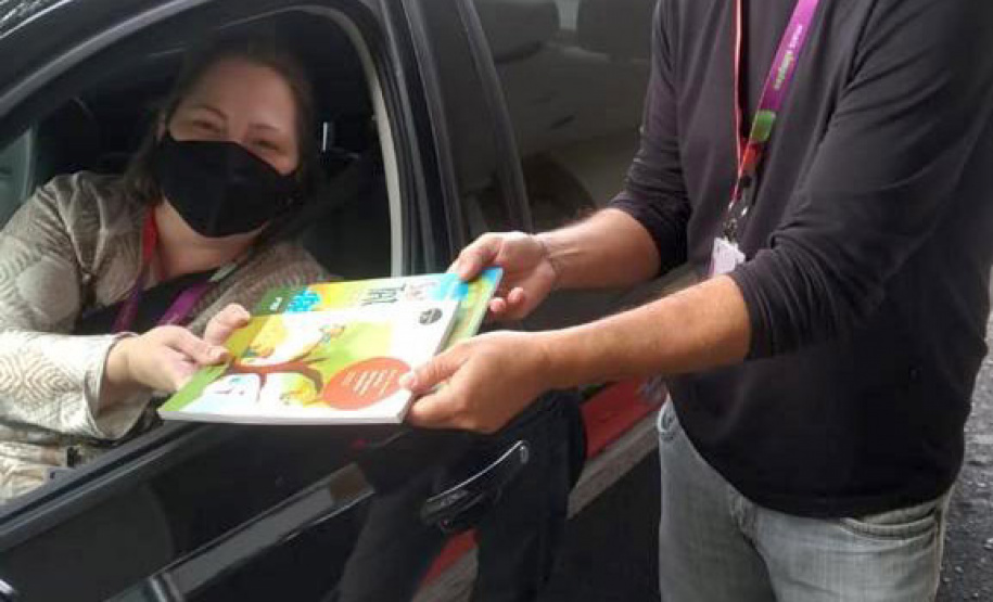 A ação solidária Liberte seu livro, realizada na Celepar na última terça-feira (20) arrecadou mais de 700 livros, que serão destinados ao Projeto Pegaí, responsáveis pela distribuição para o projetos e programas mais necessitados. - Foto: Celepar