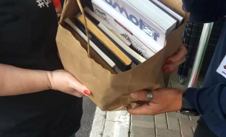 A ação solidária Liberte seu livro, realizada na Celepar na última terça-feira (20) arrecadou mais de 700 livros, que serão destinados ao Projeto Pegaí, responsáveis pela distribuição para o projetos e programas mais necessitados. - Foto: Celepar