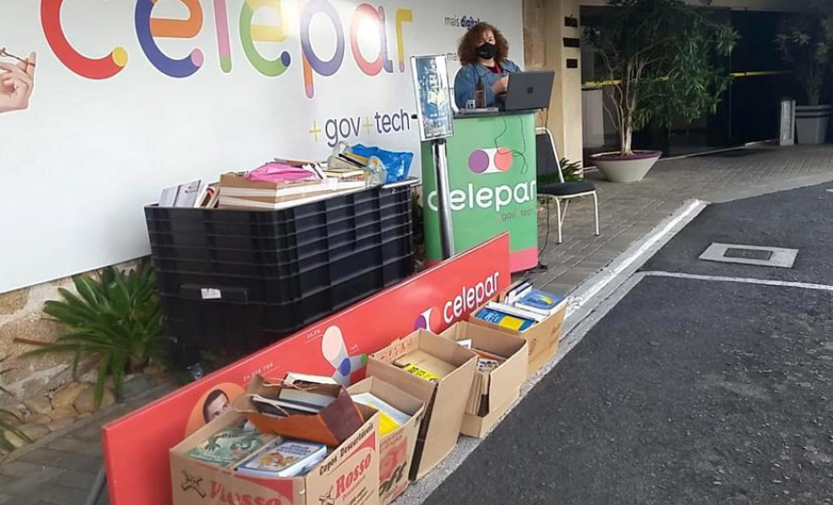 A ação solidária Liberte seu livro, realizada na Celepar na última terça-feira (20) arrecadou mais de 700 livros, que serão destinados ao Projeto Pegaí, responsáveis pela distribuição para o projetos e programas mais necessitados. - Foto: Celepar