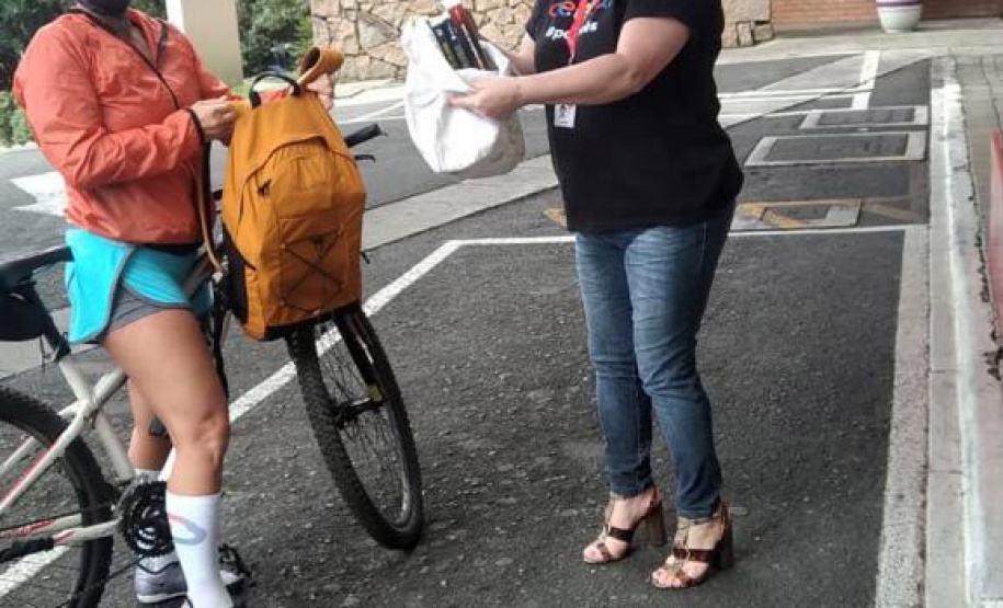 A ação solidária Liberte seu livro, realizada na Celepar na última terça-feira (20) arrecadou mais de 700 livros, que serão destinados ao Projeto Pegaí, responsáveis pela distribuição para o projetos e programas mais necessitados. - Foto: Celepar