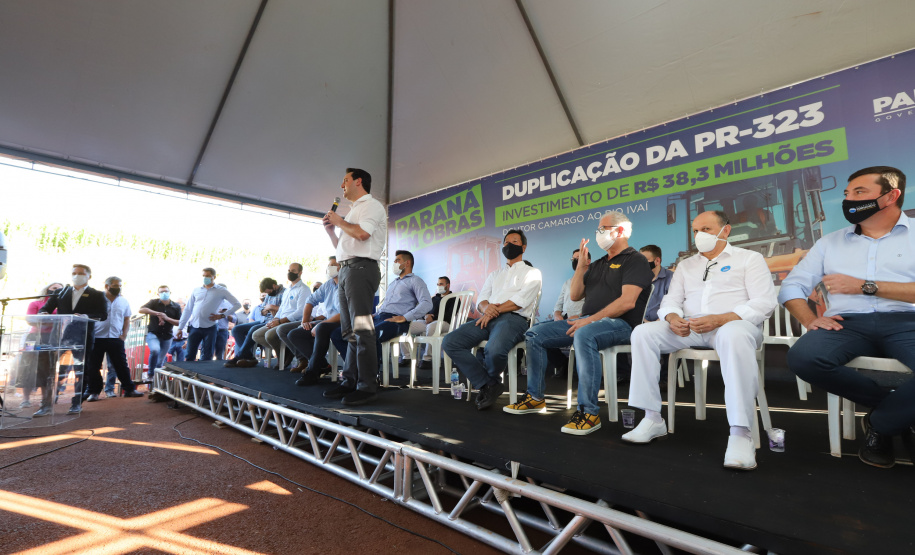 PR323 Dr Camargo O governador Carlos Massa Ratinho Junior participou nesta quinta-feira (22) do lançamento da pedra fundamental das novas obras de duplicação da PR-323, no Noroeste do Estado. O trecho que recebe as intervenções tem 6,3 quilômetros, entre Doutor Camargo e o Rio Ivaí, com investimento de R$ 38,3 milhões, fruto da parceria com o Banco Interamericano do Desenvolvimento (BID).- Foto: Geraldo Bubniak/AEN