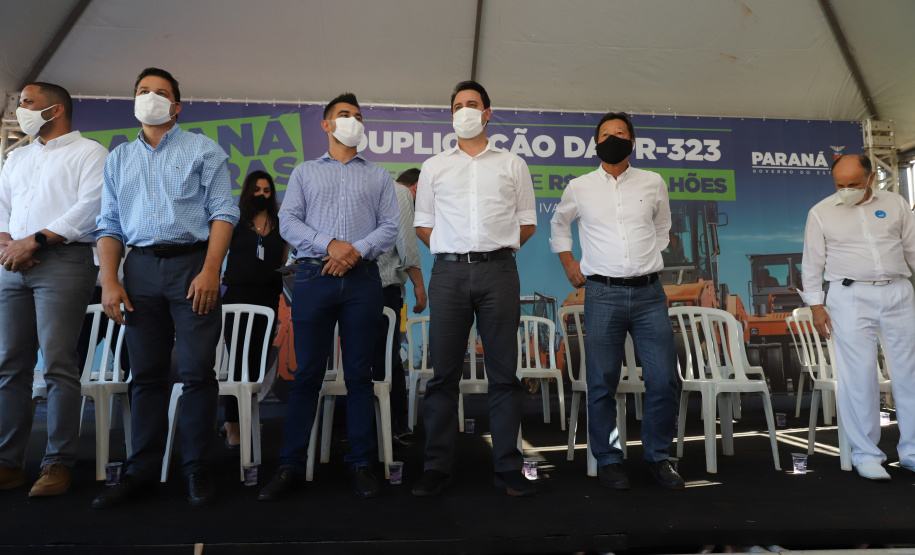 PR323 Dr Camargo O governador Carlos Massa Ratinho Junior participou nesta quinta-feira (22) do lançamento da pedra fundamental das novas obras de duplicação da PR-323, no Noroeste do Estado. O trecho que recebe as intervenções tem 6,3 quilômetros, entre Doutor Camargo e o Rio Ivaí, com investimento de R$ 38,3 milhões, fruto da parceria com o Banco Interamericano do Desenvolvimento (BID).- Foto: Geraldo Bubniak/AEN