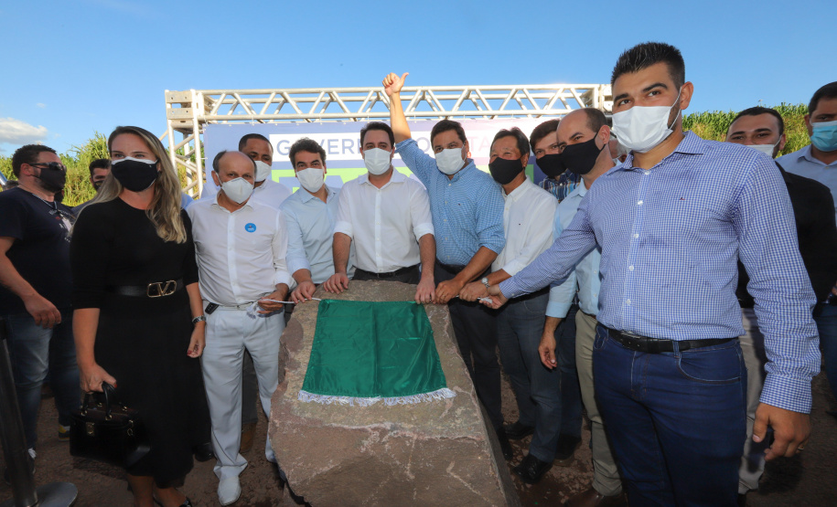 PR323 Dr Camargo O governador Carlos Massa Ratinho Junior participou nesta quinta-feira (22) do lançamento da pedra fundamental das novas obras de duplicação da PR-323, no Noroeste do Estado. O trecho que recebe as intervenções tem 6,3 quilômetros, entre Doutor Camargo e o Rio Ivaí, com investimento de R$ 38,3 milhões, fruto da parceria com o Banco Interamericano do Desenvolvimento (BID).- Foto: Geraldo Bubniak/AEN