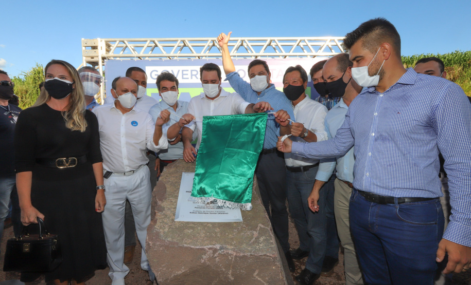 PR323 Dr Camargo O governador Carlos Massa Ratinho Junior participou nesta quinta-feira (22) do lançamento da pedra fundamental das novas obras de duplicação da PR-323, no Noroeste do Estado. O trecho que recebe as intervenções tem 6,3 quilômetros, entre Doutor Camargo e o Rio Ivaí, com investimento de R$ 38,3 milhões, fruto da parceria com o Banco Interamericano do Desenvolvimento (BID).- Foto: Geraldo Bubniak/AEN