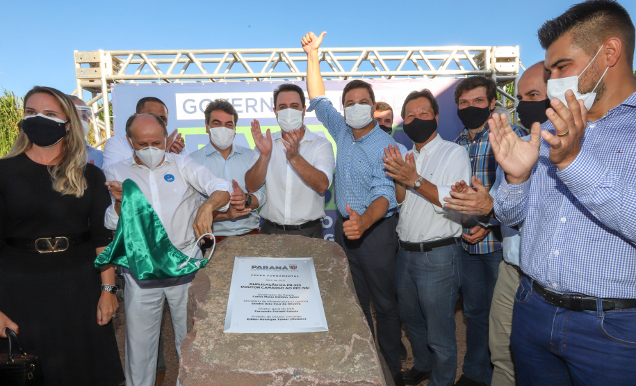 PR323 Dr Camargo O governador Carlos Massa Ratinho Junior participou nesta quinta-feira (22) do lançamento da pedra fundamental das novas obras de duplicação da PR-323, no Noroeste do Estado. O trecho que recebe as intervenções tem 6,3 quilômetros, entre Doutor Camargo e o Rio Ivaí, com investimento de R$ 38,3 milhões, fruto da parceria com o Banco Interamericano do Desenvolvimento (BID). - Foto: Geraldo Bubniak/AEN