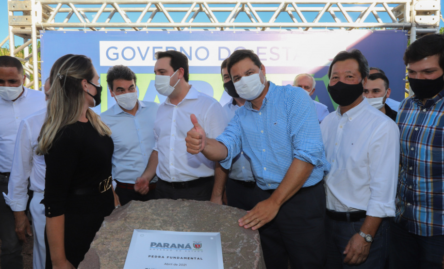 PR323 Dr Camargo O governador Carlos Massa Ratinho Junior participou nesta quinta-feira (22) do lançamento da pedra fundamental das novas obras de duplicação da PR-323, no Noroeste do Estado. O trecho que recebe as intervenções tem 6,3 quilômetros, entre Doutor Camargo e o Rio Ivaí, com investimento de R$ 38,3 milhões, fruto da parceria com o Banco Interamericano do Desenvolvimento (BID). - Foto: Geraldo Bubniak/AEN