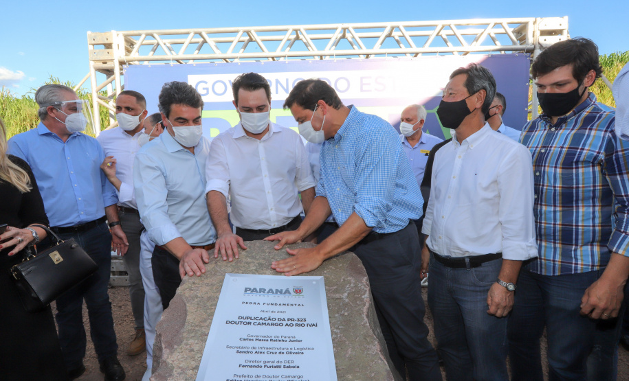 PR323 Dr Camargo O governador Carlos Massa Ratinho Junior participou nesta quinta-feira (22) do lançamento da pedra fundamental das novas obras de duplicação da PR-323, no Noroeste do Estado. O trecho que recebe as intervenções tem 6,3 quilômetros, entre Doutor Camargo e o Rio Ivaí, com investimento de R$ 38,3 milhões, fruto da parceria com o Banco Interamericano do Desenvolvimento (BID). Foto: Geraldo Bubniak/AEN