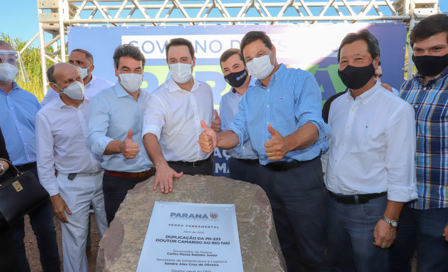 PR323 Dr Camargo O governador Carlos Massa Ratinho Junior participou nesta quinta-feira (22) do lançamento da pedra fundamental das novas obras de duplicação da PR-323, no Noroeste do Estado. O trecho que recebe as intervenções tem 6,3 quilômetros, entre Doutor Camargo e o Rio Ivaí, com investimento de R$ 38,3 milhões, fruto da parceria com o Banco Interamericano do Desenvolvimento (BID). - Foto: Geraldo Bubniak/AEN