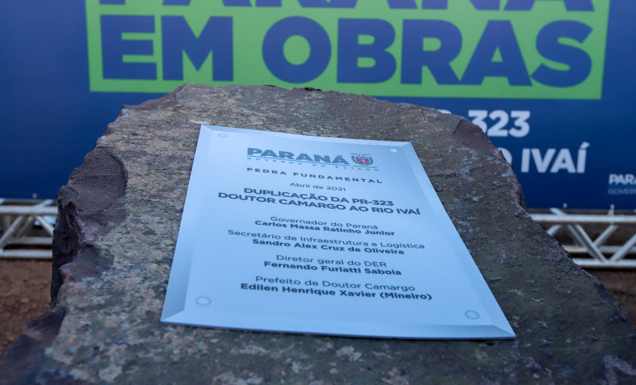 PR323 Dr Camargo O governador Carlos Massa Ratinho Junior participou nesta quinta-feira (22) do lançamento da pedra fundamental das novas obras de duplicação da PR-323, no Noroeste do Estado. O trecho que recebe as intervenções tem 6,3 quilômetros, entre Doutor Camargo e o Rio Ivaí, com investimento de R$ 38,3 milhões, fruto da parceria com o Banco Interamericano do Desenvolvimento (BID).- Foto: Geraldo Bubniak/AEN