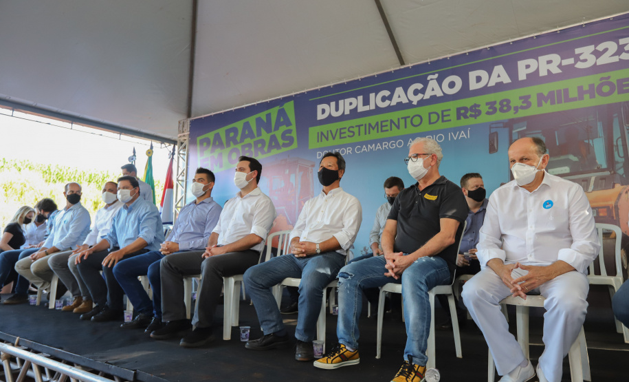 PR323 Dr Camargo O governador Carlos Massa Ratinho Junior participou nesta quinta-feira (22) do lançamento da pedra fundamental das novas obras de duplicação da PR-323, no Noroeste do Estado. O trecho que recebe as intervenções tem 6,3 quilômetros, entre Doutor Camargo e o Rio Ivaí, com investimento de R$ 38,3 milhões, fruto da parceria com o Banco Interamericano do Desenvolvimento (BID). - Foto: Geraldo Bubniak/AEN