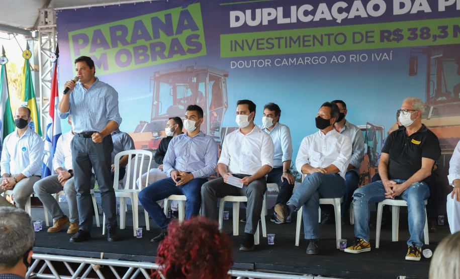 PR323 Dr Camargo O governador Carlos Massa Ratinho Junior participou nesta quinta-feira (22) do lançamento da pedra fundamental das novas obras de duplicação da PR-323, no Noroeste do Estado. O trecho que recebe as intervenções tem 6,3 quilômetros, entre Doutor Camargo e o Rio Ivaí, com investimento de R$ 38,3 milhões, fruto da parceria com o Banco Interamericano do Desenvolvimento (BID).- Foto: Geraldo Bubniak/AEN