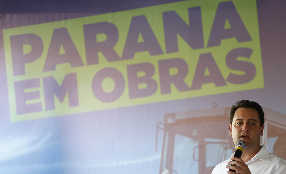 O governador Carlos Massa Ratinho Junior participou nesta quinta-feira (22) do lançamento da pedra fundamental das novas obras de duplicação da PR-323, no Noroeste do Estado. O trecho que recebe as intervenções tem 6,3 quilômetros, entre Doutor Camargo e o Rio Ivaí, com investimento de R$ 38,3 milhões, fruto da parceria com o Banco Interamericano do Desenvolvimento (BID).Foto: Jonathan Campos/AEN