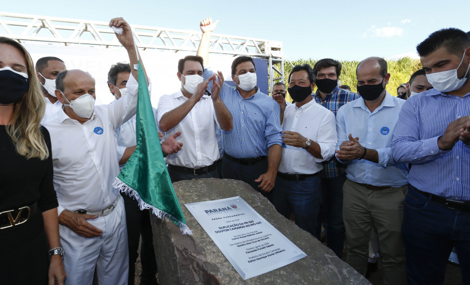 O governador Carlos Massa Ratinho Junior participou nesta quinta-feira (22) do lançamento da pedra fundamental das novas obras de duplicação da PR-323, no Noroeste do Estado. O trecho que recebe as intervenções tem 6,3 quilômetros, entre Doutor Camargo e o Rio Ivaí, com investimento de R$ 38,3 milhões, fruto da parceria com o Banco Interamericano do Desenvolvimento (BID).Foto: Jonathan Campos/AEN