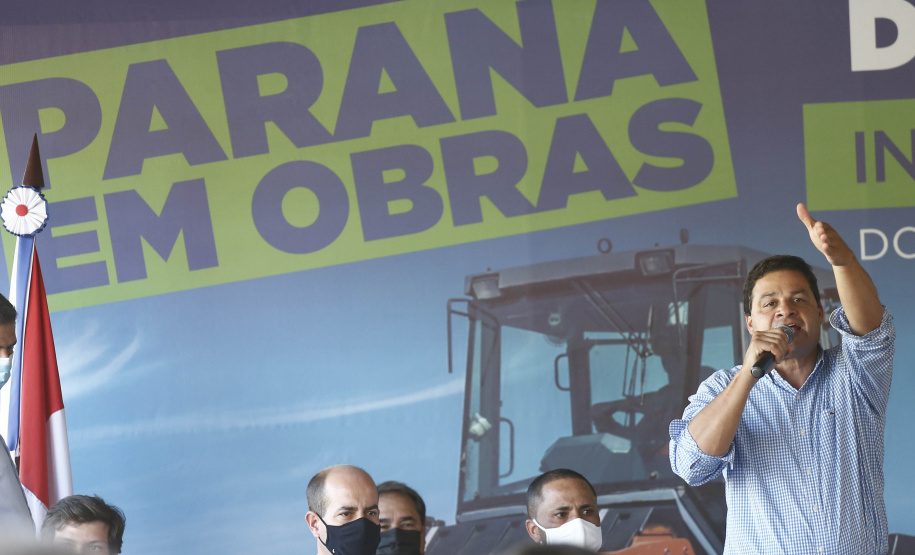 O governador Carlos Massa Ratinho Junior participou nesta quinta-feira (22) do lançamento da pedra fundamental das novas obras de duplicação da PR-323, no Noroeste do Estado. O trecho que recebe as intervenções tem 6,3 quilômetros, entre Doutor Camargo e o Rio Ivaí, com investimento de R$ 38,3 milhões, fruto da parceria com o Banco Interamericano do Desenvolvimento (BID).Foto: Jonathan Campos/AEN