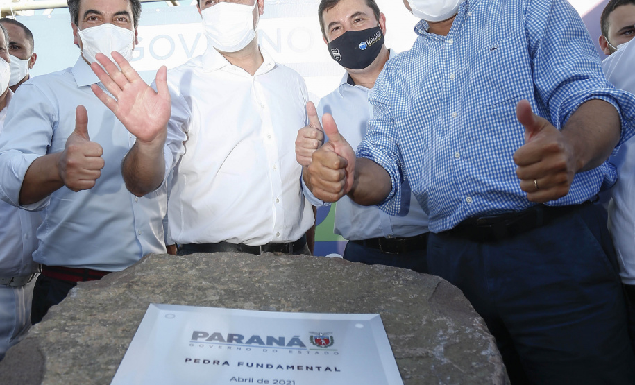 O governador Carlos Massa Ratinho Junior participou nesta quinta-feira (22) do lançamento da pedra fundamental das novas obras de duplicação da PR-323, no Noroeste do Estado. O trecho que recebe as intervenções tem 6,3 quilômetros, entre Doutor Camargo e o Rio Ivaí, com investimento de R$ 38,3 milhões, fruto da parceria com o Banco Interamericano do Desenvolvimento (BID).Foto: Jonathan Campos/AEN