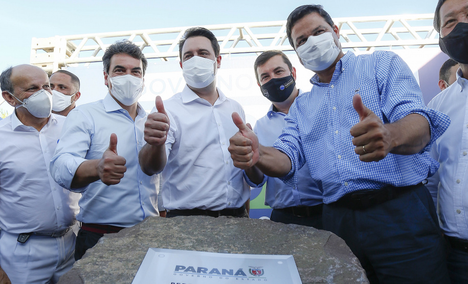 O governador Carlos Massa Ratinho Junior participou nesta quinta-feira (22) do lançamento da pedra fundamental das novas obras de duplicação da PR-323, no Noroeste do Estado. O trecho que recebe as intervenções tem 6,3 quilômetros, entre Doutor Camargo e o Rio Ivaí, com investimento de R$ 38,3 milhões, fruto da parceria com o Banco Interamericano do Desenvolvimento (BID).Foto: Jonathan Campos/AEN