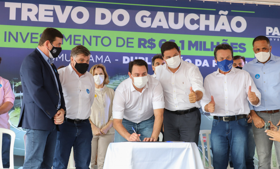 Trevo Gauchao O governador Carlos Massa Ratinho Junior lança nesta sexta-feira (23) a pedra fundamental das obras de modernização do Trevo Gauchão e da duplicação da PR-323 no perímetro urbano de Umuarama. O investimento é de R$ 66,1 milhões. 23/04/2021 - Foto: Geraldo Bubniak/AEN