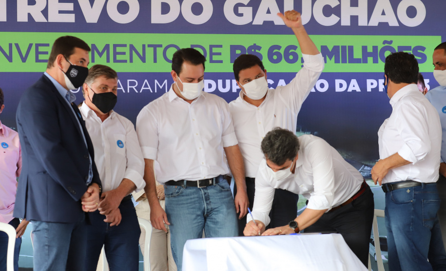 Trevo Gauchao O governador Carlos Massa Ratinho Junior lança nesta sexta-feira (23) a pedra fundamental das obras de modernização do Trevo Gauchão e da duplicação da PR-323 no perímetro urbano de Umuarama. O investimento é de R$ 66,1 milhões. 23/04/2021 - Foto: Geraldo Bubniak/AEN