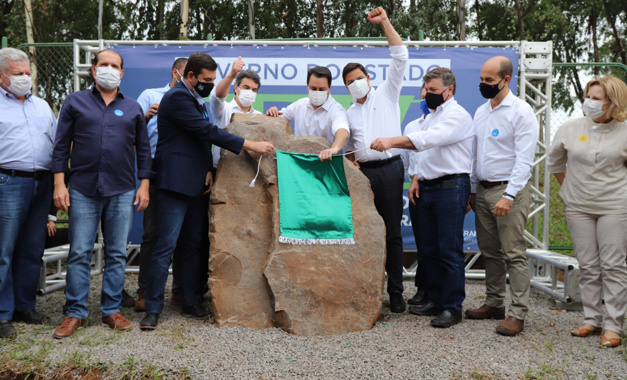Trevo Gauchao O governador Carlos Massa Ratinho Junior lança nesta sexta-feira (23) a pedra fundamental das obras de modernização do Trevo Gauchão e da duplicação da PR-323 no perímetro urbano de Umuarama. O investimento é de R$ 66,1 milhões. 23/04/2021 - Foto: Geraldo Bubniak/AEN