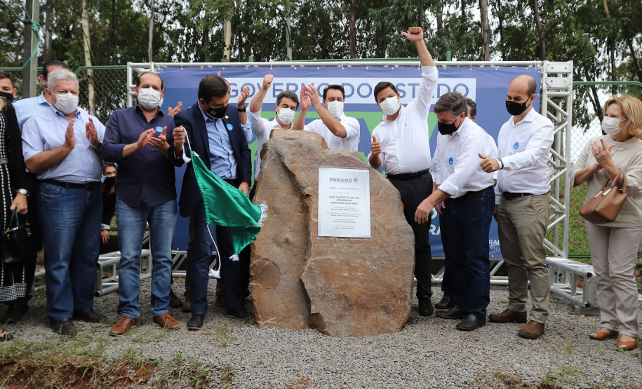 Trevo Gauchao O governador Carlos Massa Ratinho Junior lança nesta sexta-feira (23) a pedra fundamental das obras de modernização do Trevo Gauchão e da duplicação da PR-323 no perímetro urbano de Umuarama. O investimento é de R$ 66,1 milhões. 23/04/2021 - Foto: Geraldo Bubniak/AEN