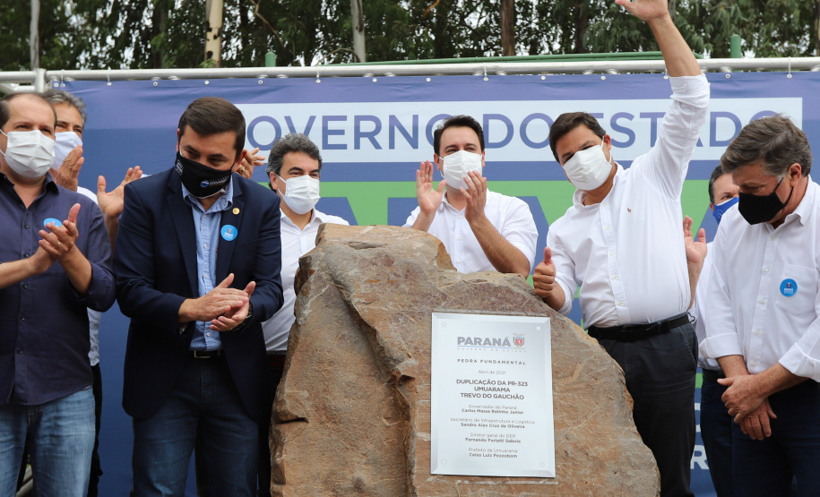 Trevo Gauchao O governador Carlos Massa Ratinho Junior lança nesta sexta-feira (23) a pedra fundamental das obras de modernização do Trevo Gauchão e da duplicação da PR-323 no perímetro urbano de Umuarama. O investimento é de R$ 66,1 milhões. 23/04/2021 - Foto: Geraldo Bubniak/AEN
