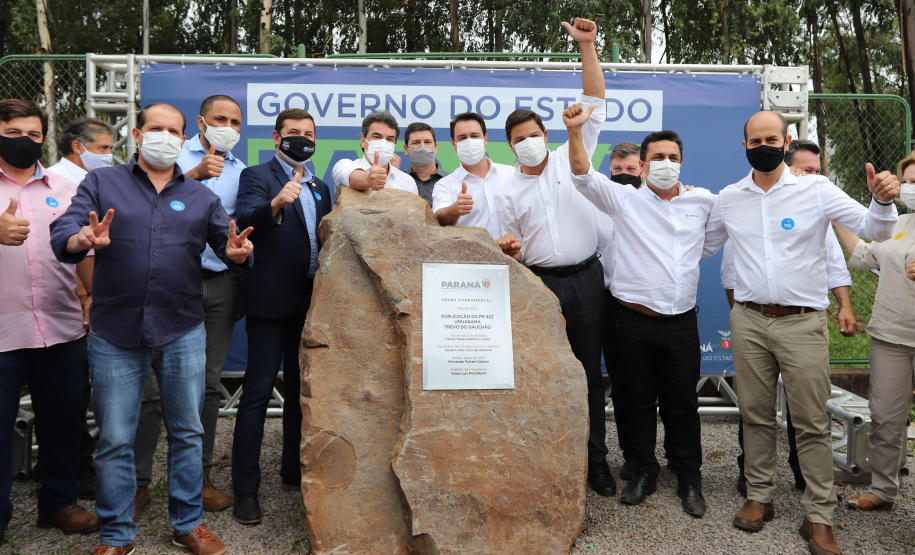 Trevo Gauchao O governador Carlos Massa Ratinho Junior lança nesta sexta-feira (23) a pedra fundamental das obras de modernização do Trevo Gauchão e da duplicação da PR-323 no perímetro urbano de Umuarama. O investimento é de R$ 66,1 milhões. 23/04/2021 - Foto: Geraldo Bubniak/AEN