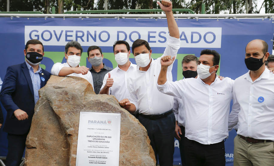 O governador Carlos Massa Ratinho Junior lança a pedra fundamental das obras de modernização do Trevo Gauchão e da duplicação da PR-323 no perímetro urbano de Umuarama. Foto: Jonathan Campos/AEN