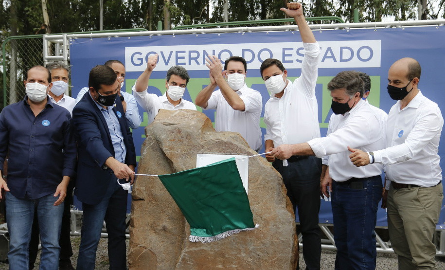 O governador Carlos Massa Ratinho Junior lança a pedra fundamental das obras de modernização do Trevo Gauchão e da duplicação da PR-323 no perímetro urbano de Umuarama. Foto: Jonathan Campos/AEN