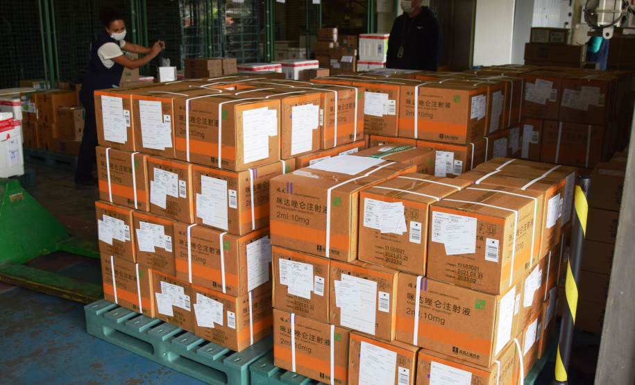 O Governo do Estado começou a distribuir sexta-feira (23) para as 22 Regionais de Saúde do Paraná mais 205.130 doses da vacina contra a Covid-19. Os imunizantes integram o 14º lote encaminhado pelo Ministério da Saúde na quinta-feira (22), composto por 166.000 doses da Covishield, produzida pela Universidade de Oxford/AstraZeneca/Fiocruz, e 39.130 doses da CoronaVac, desenvolvida pelo Instituto Butantan/Sinovac. - Curitiba, 23/04/2021  -   Foto: Américo Antonio/SESA