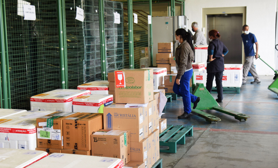 O Governo do Estado começou a distribuir sexta-feira (23) para as 22 Regionais de Saúde do Paraná mais 205.130 doses da vacina contra a Covid-19. Os imunizantes integram o 14º lote encaminhado pelo Ministério da Saúde na quinta-feira (22), composto por 166.000 doses da Covishield, produzida pela Universidade de Oxford/AstraZeneca/Fiocruz, e 39.130 doses da CoronaVac, desenvolvida pelo Instituto Butantan/Sinovac. - Curitiba, 23/04/2021  -   Foto: Américo Antonio/SESA