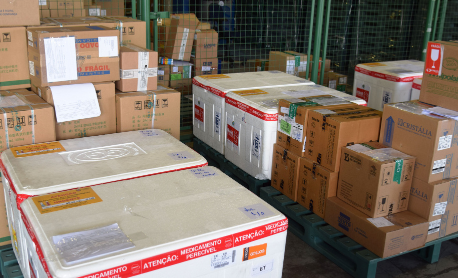 O Governo do Estado começou a distribuir sexta-feira (23) para as 22 Regionais de Saúde do Paraná mais 205.130 doses da vacina contra a Covid-19. Os imunizantes integram o 14º lote encaminhado pelo Ministério da Saúde na quinta-feira (22), composto por 166.000 doses da Covishield, produzida pela Universidade de Oxford/AstraZeneca/Fiocruz, e 39.130 doses da CoronaVac, desenvolvida pelo Instituto Butantan/Sinovac. - Curitiba, 23/04/2021  -   Foto: Américo Antonio/SESA