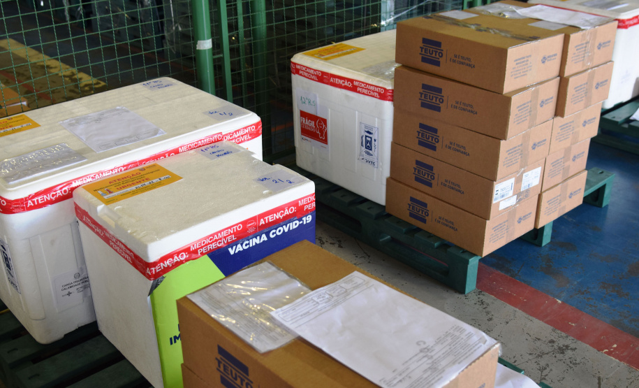 O Governo do Estado começou a distribuir sexta-feira (23) para as 22 Regionais de Saúde do Paraná mais 205.130 doses da vacina contra a Covid-19. Os imunizantes integram o 14º lote encaminhado pelo Ministério da Saúde na quinta-feira (22), composto por 166.000 doses da Covishield, produzida pela Universidade de Oxford/AstraZeneca/Fiocruz, e 39.130 doses da CoronaVac, desenvolvida pelo Instituto Butantan/Sinovac. - Curitiba, 23/04/2021  -   Foto: Américo Antonio/SESA