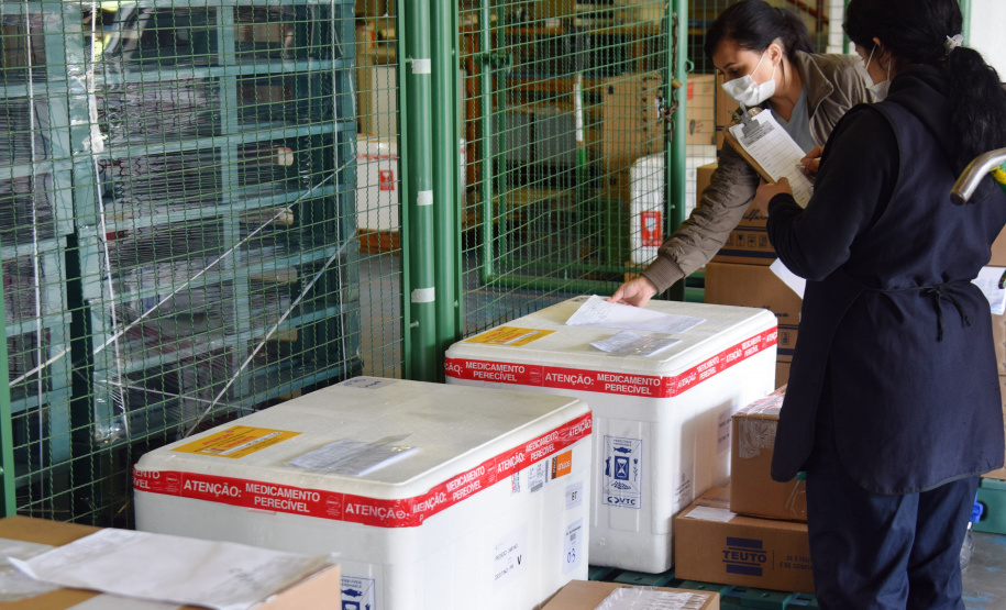 O Governo do Estado começou a distribuir sexta-feira (23) para as 22 Regionais de Saúde do Paraná mais 205.130 doses da vacina contra a Covid-19. Os imunizantes integram o 14º lote encaminhado pelo Ministério da Saúde na quinta-feira (22), composto por 166.000 doses da Covishield, produzida pela Universidade de Oxford/AstraZeneca/Fiocruz, e 39.130 doses da CoronaVac, desenvolvida pelo Instituto Butantan/Sinovac. - Curitiba, 23/04/2021  -   Foto: Américo Antonio/SESA