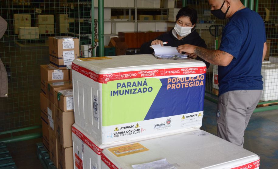 O Governo do Estado começou a distribuir sexta-feira (23) para as 22 Regionais de Saúde do Paraná mais 205.130 doses da vacina contra a Covid-19. Os imunizantes integram o 14º lote encaminhado pelo Ministério da Saúde na quinta-feira (22), composto por 166.000 doses da Covishield, produzida pela Universidade de Oxford/AstraZeneca/Fiocruz, e 39.130 doses da CoronaVac, desenvolvida pelo Instituto Butantan/Sinovac. - Curitiba, 23/04/2021  -   Foto: Américo Antonio/SESA